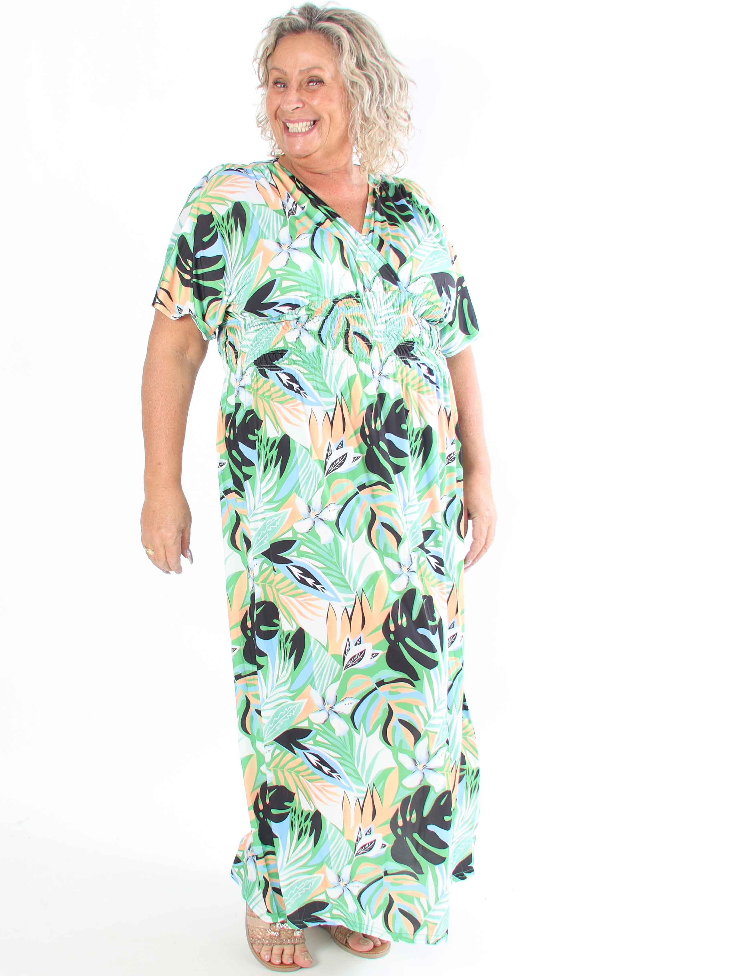 Pams Leaves - Elastisk klänning i plus size med bladmotiv och smockad midja
